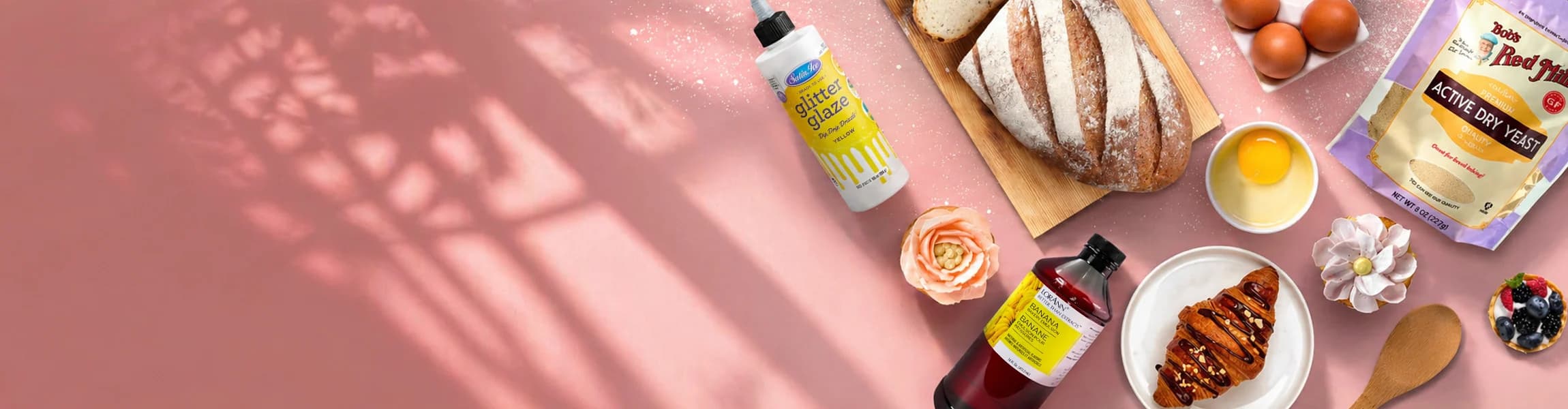 Variedad de insumos para panadería y pastelería: harina, levadura, esencias, glaseado y bollería